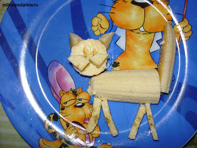 Поделка из фруктов “Кот из банана”: Режем банан и выкладываем из него кота