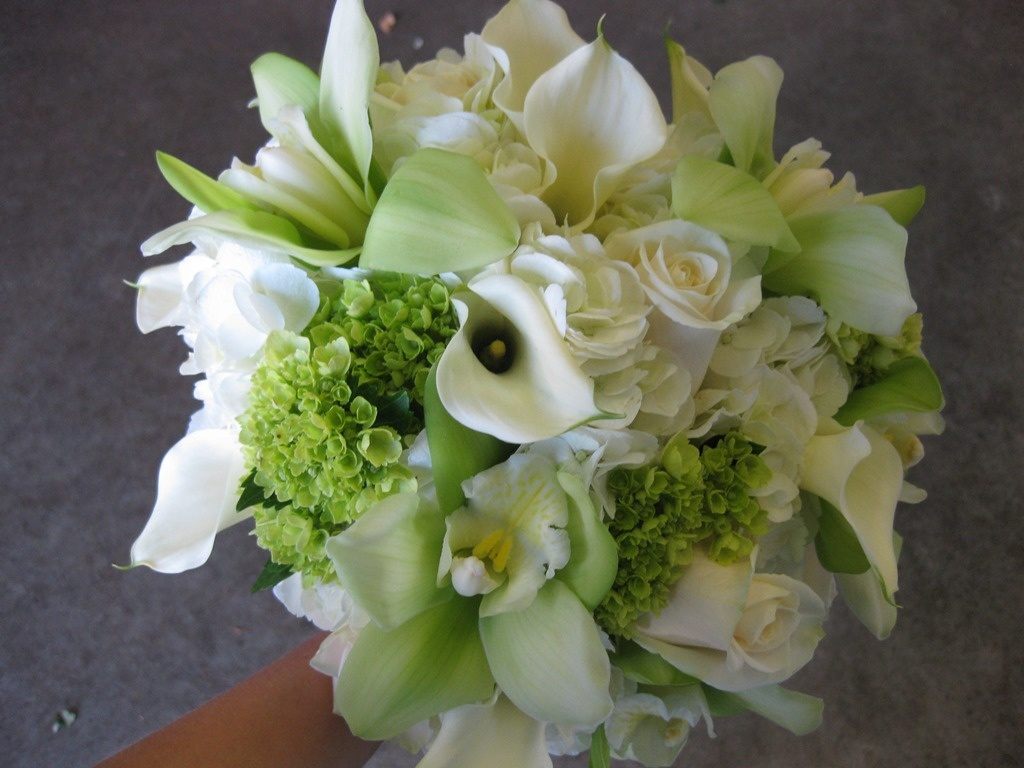 green-and-white-calla-lily-and-orchid-bouquet-1024x768