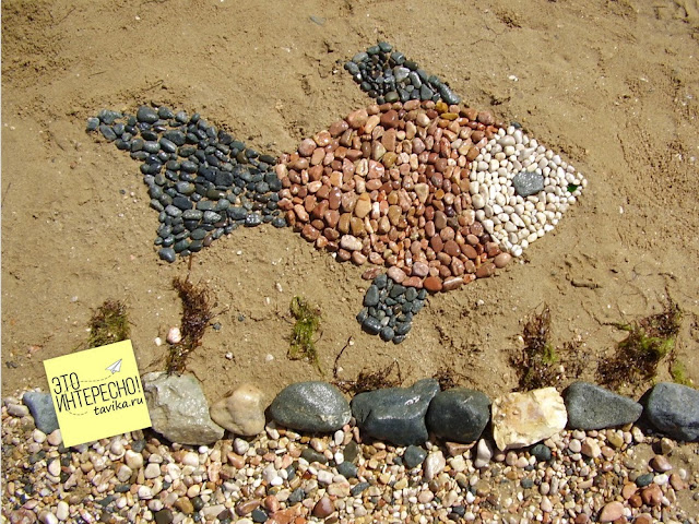 Рыба из камешков на пляже