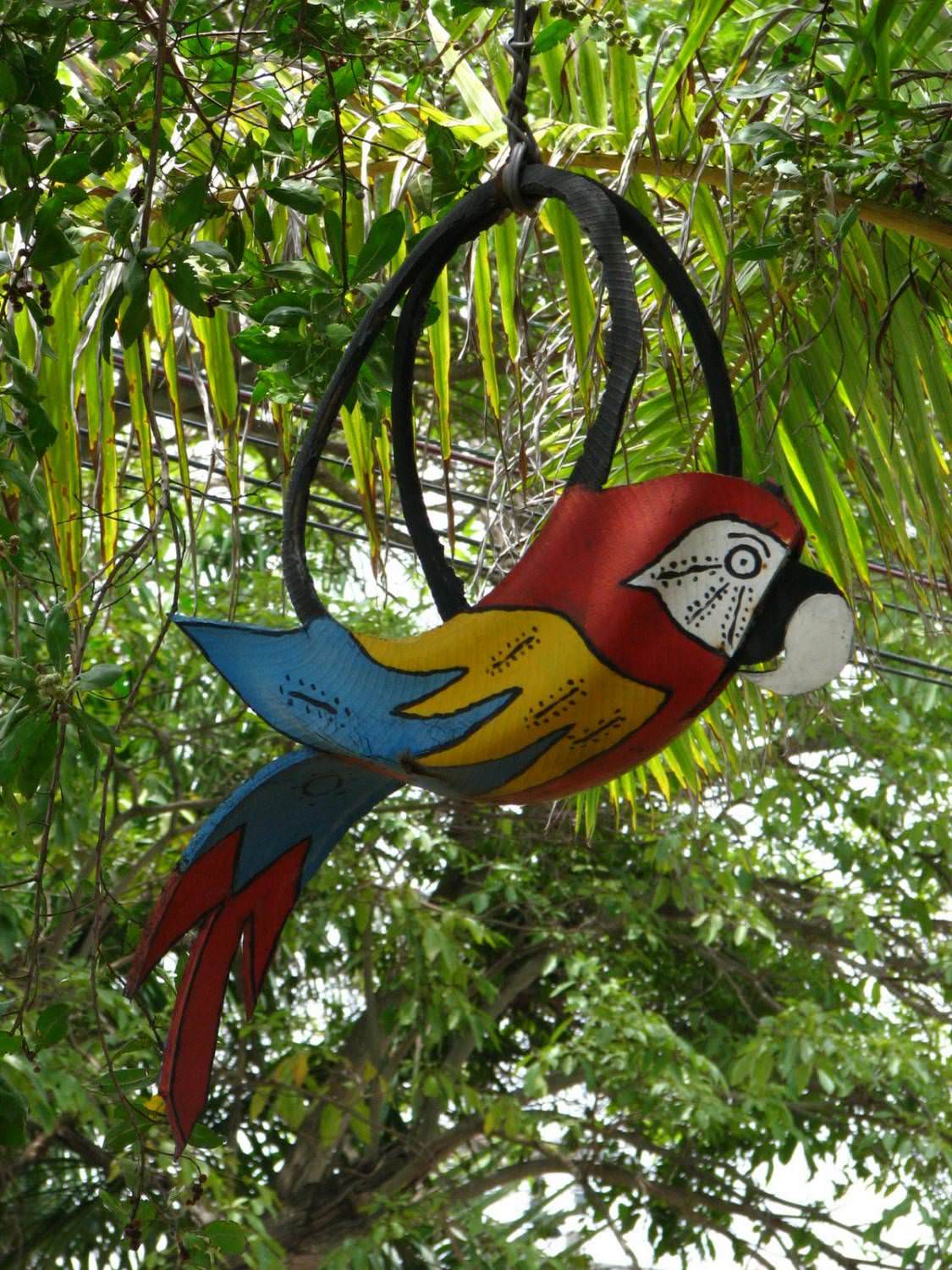 Попугаи и тропические птицы из автопокрышек — красиво и гармонично