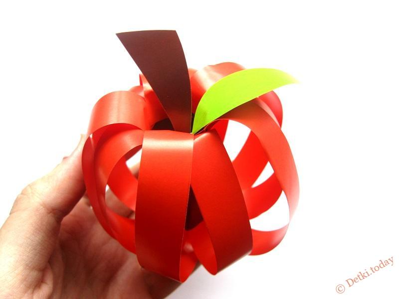 Объемное яблоко из цветной бумаги 14