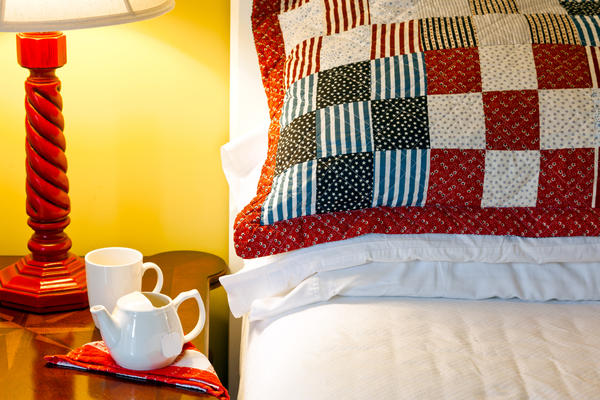 Для спальни можно сшить лоскутное покрывало, подушку-думочку, одеяло