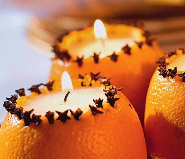 Свеча в апельсиновом подсвечнике