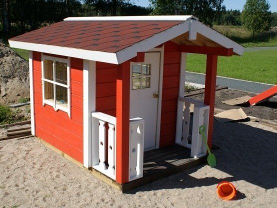 Красный домик для детского сада