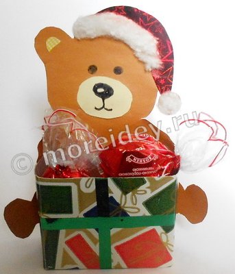 Новогодняя поделка из картона «Медвежонок с подарком»