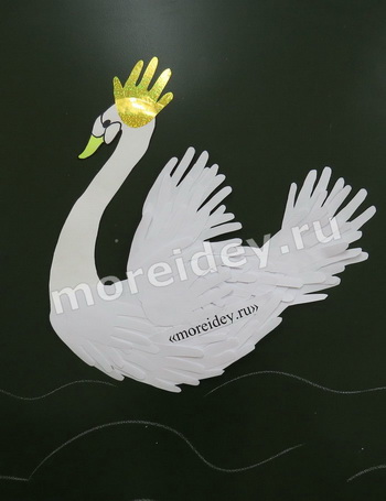 Царевна-лебедь из сказки Пушкина - поделка из бумажных детских ладошек