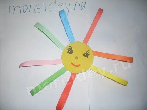 Солнышко - детская поделка из цветной бумаги и полосок