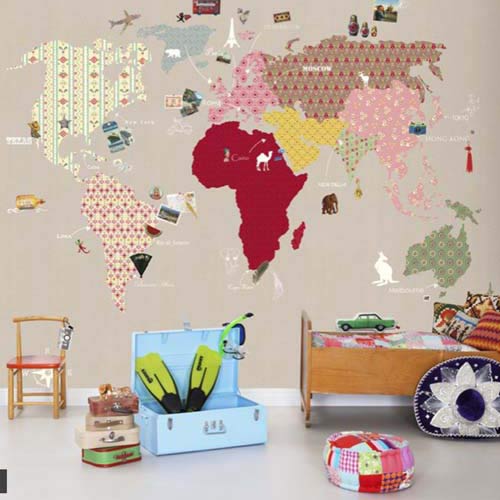 Если у вас осталось несколько разноцветных видов обоев, используйте их для создания карты мира на однотонной стене детской комнаты