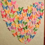 Оригинальное яркое украшение на стену в виде сердца из бабочек